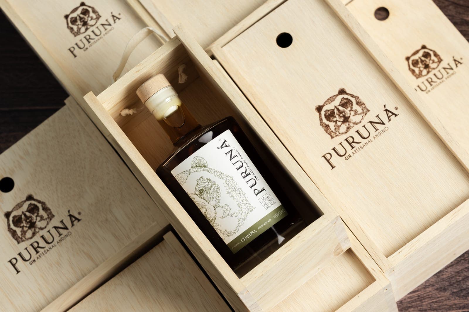 Caja de madera Puruná abierta con botella